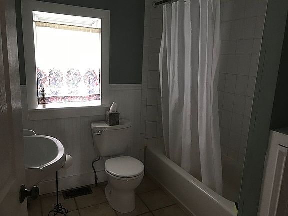 Full bathroom w/storage 