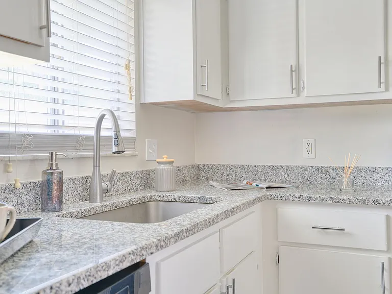 2304 SW 35th Pl — Photo 14