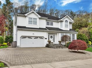 301 Carnation Dr, Farmingdale, NY 11735