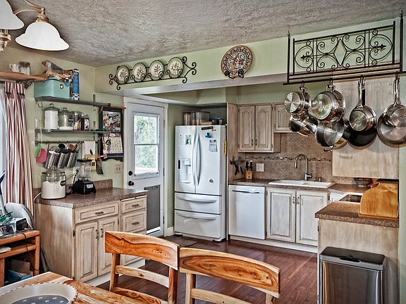 Updated kitchen, deck access