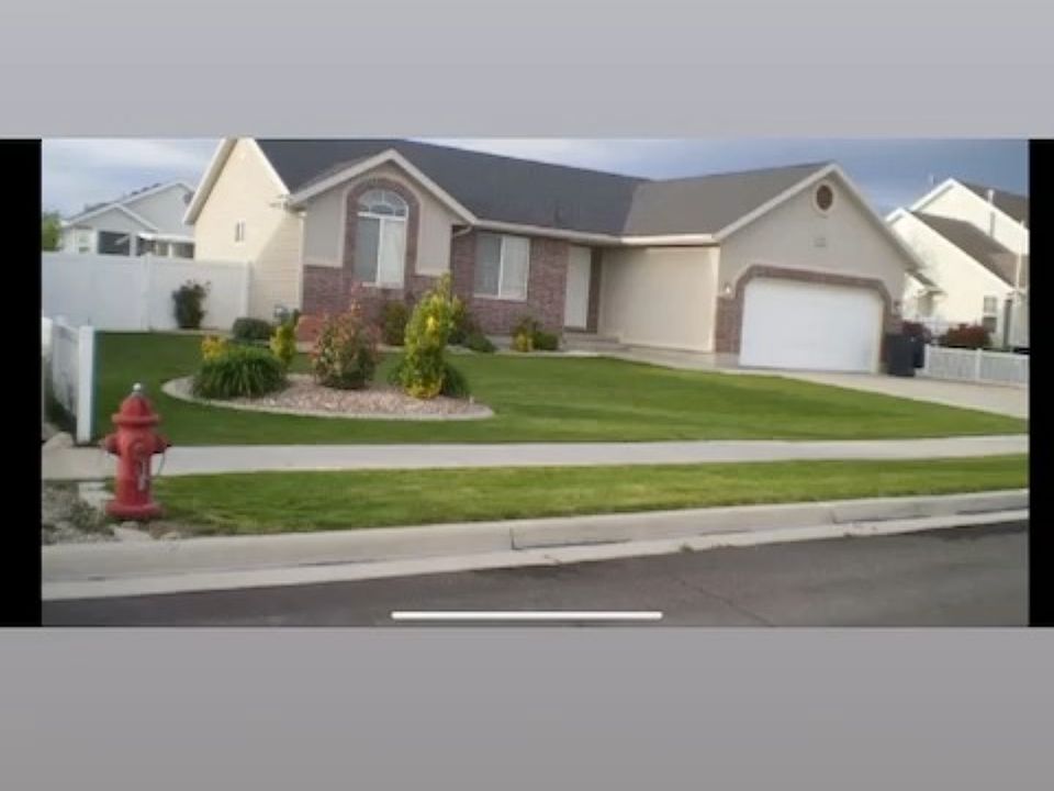 Beautiful Home For Rent in Syracuse Utah ready to move with 4 bedrooms 2 full bathrooms, walk in closet a big yard Fully fenced.This house is located in a very nice neighborhood with shopping center and restaurants located just minutes away, closet to