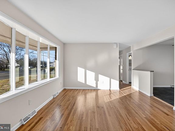 4th image of 462 E Elmer Rd