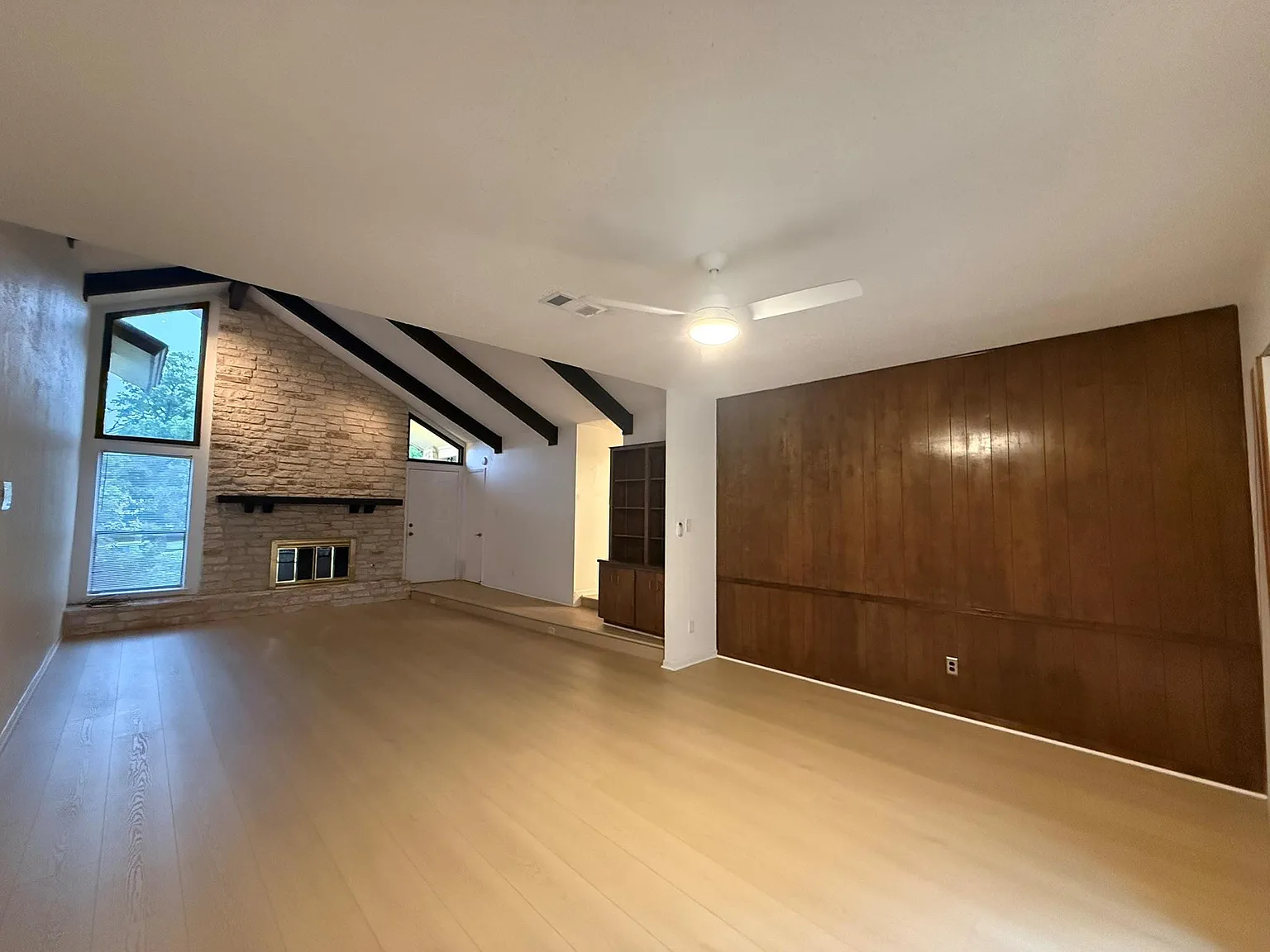 3 bed, 2.0 bath, 2096 sqft, $5,490 — Photo 3
