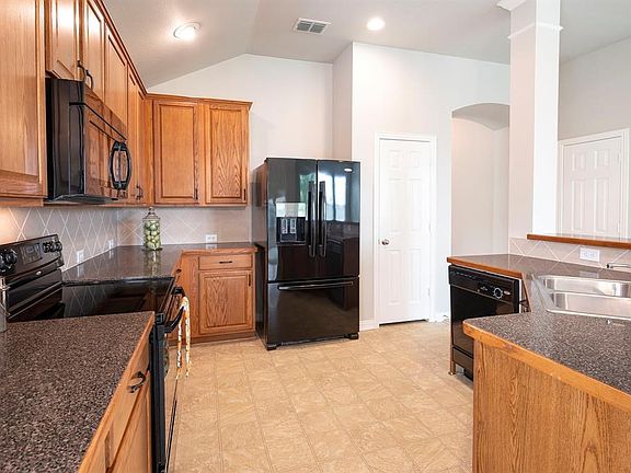 4th image of 307 Highland Glen Dr