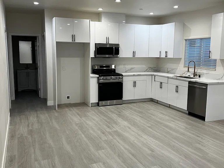 7021 Jamieson Ave — Photo 7