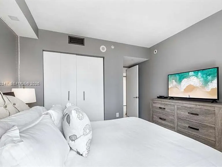 31 SE 6th St #2101 — Photo 7