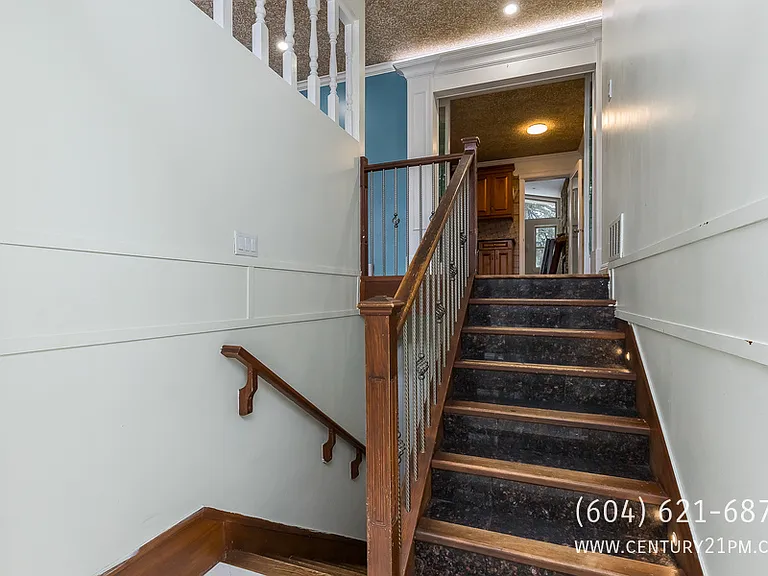 2088 Majestic Cres #UPPER — Photo 4
