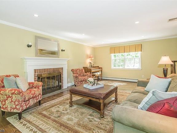 5th image of 79 Evergreen Dr