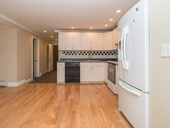4th image of 2619 W Greenleaf Ave #6H