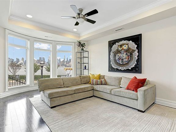 2nd image of 10 Henley Pl #10
