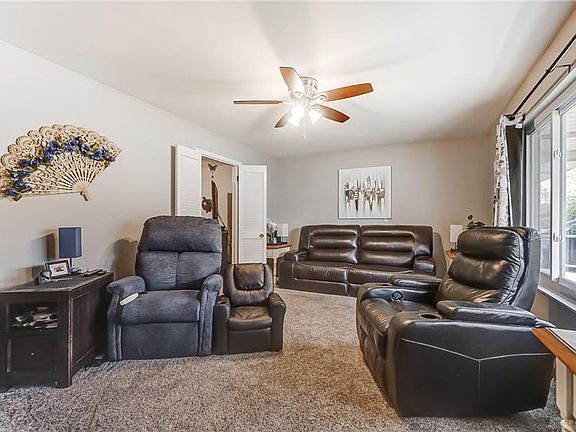 5th image of 3107 Dahlia Dr