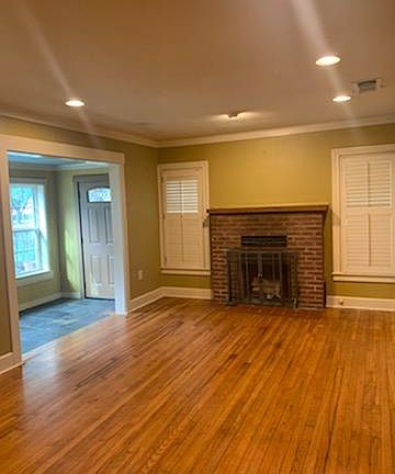 4th image of 228 Schleicher St