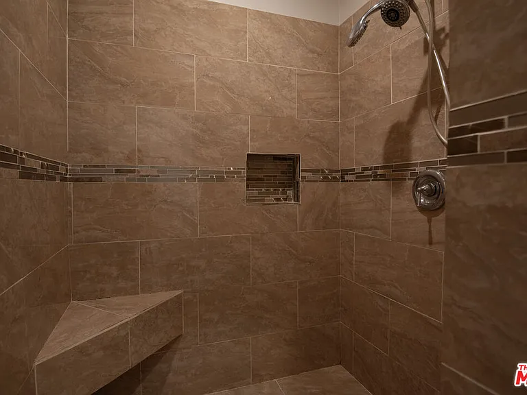 2142 S Victoria Ave — Photo 22