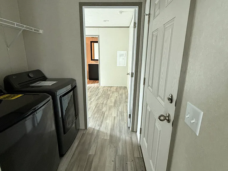 605 Larimore Cir — Photo 15