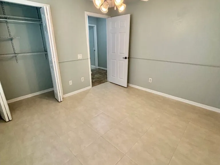 1405 Trafalgar Pkwy — Photo 56