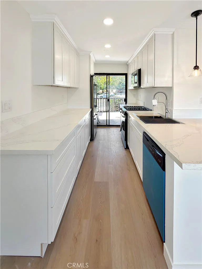 2 bed, 1.5 bath, 1209 sqft, $4,999 — Photo 3