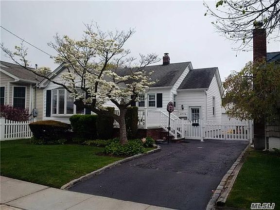 4th image of 2776 Clarendon Ave