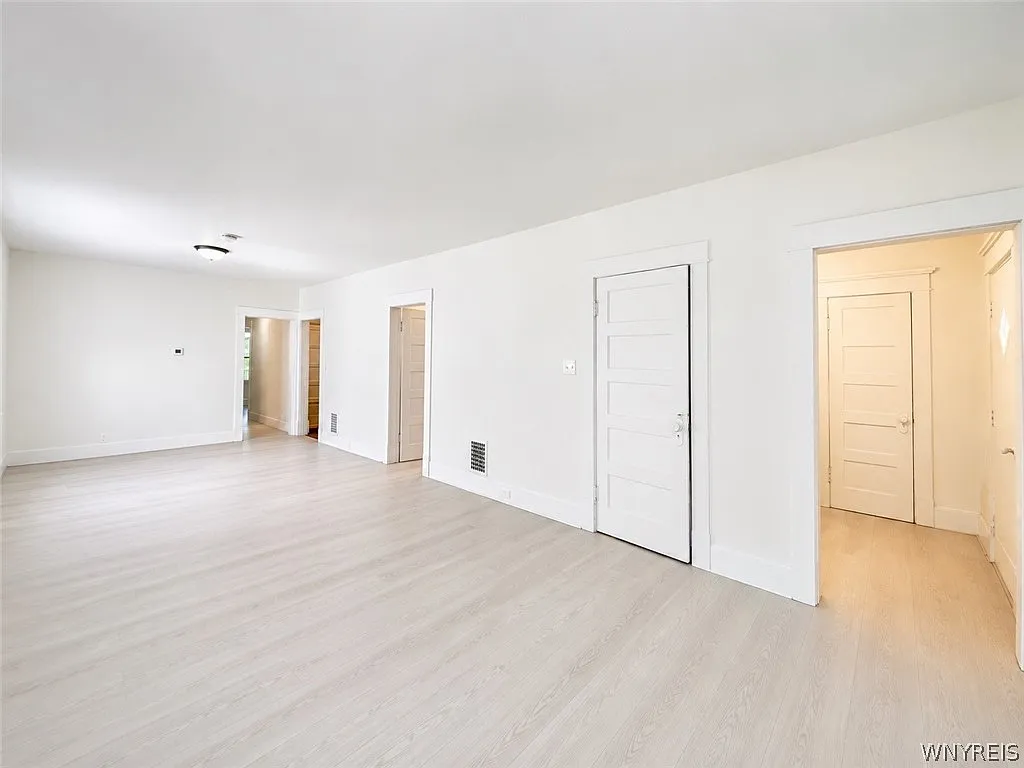 3 bed, 1.0 bath, 1054 sqft, $1,400 — Photo 3