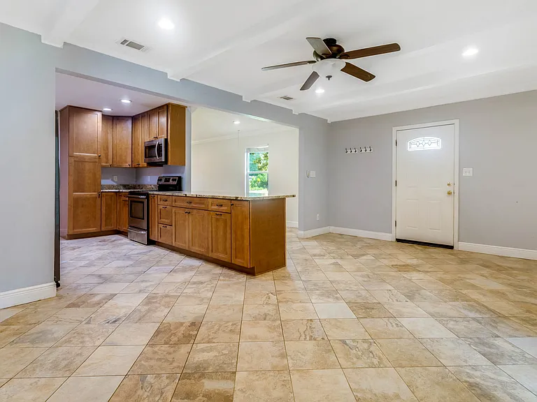 308 Hollywood Blvd SE — Photo 13
