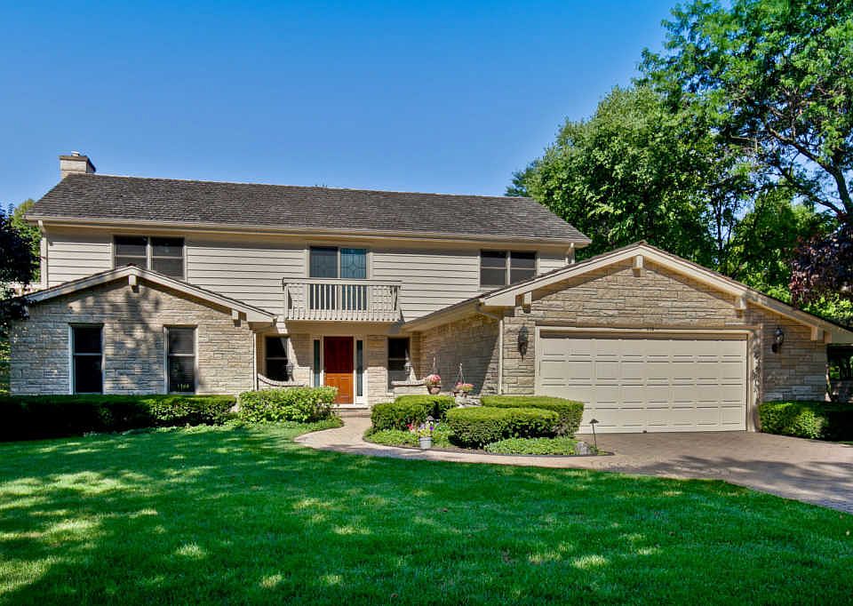 1st image of 815 Interlaken Ln