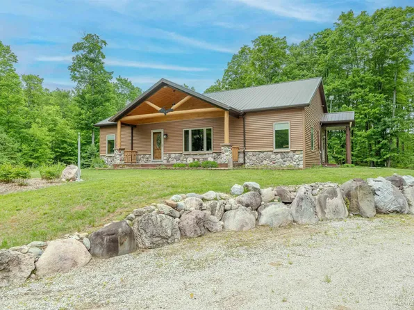 4866N Camp 23 Rd, Gulliver, MI 49836