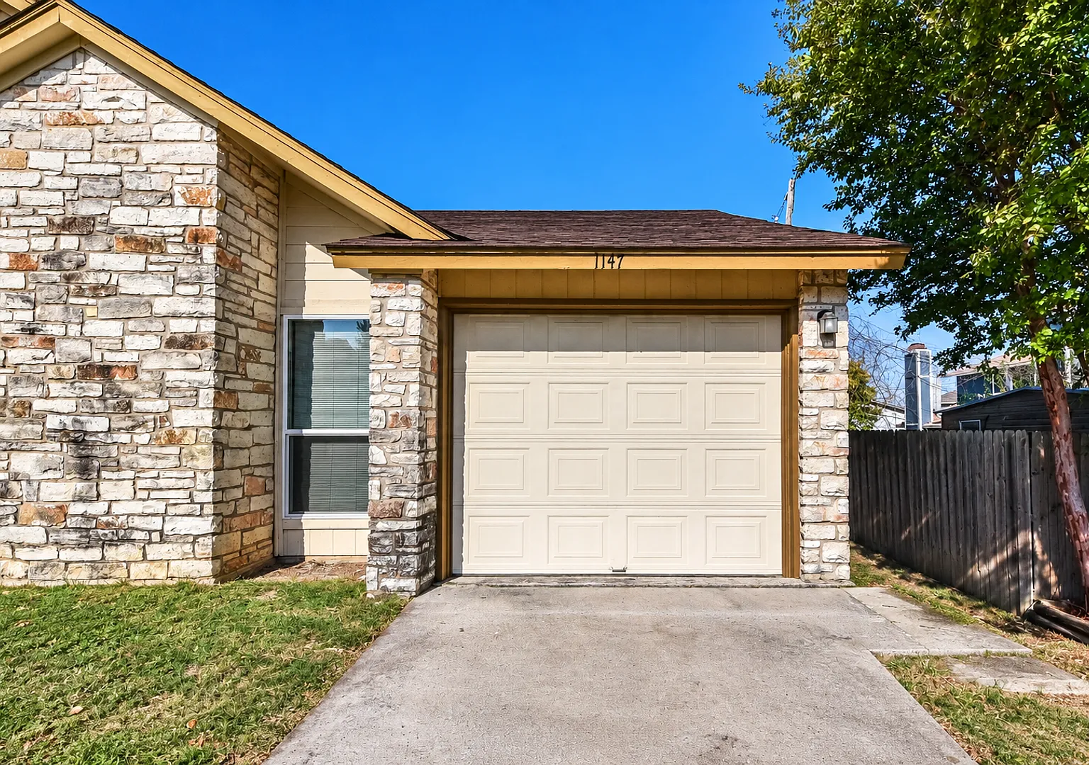 1147 Royal Crest Dr — Photo 3