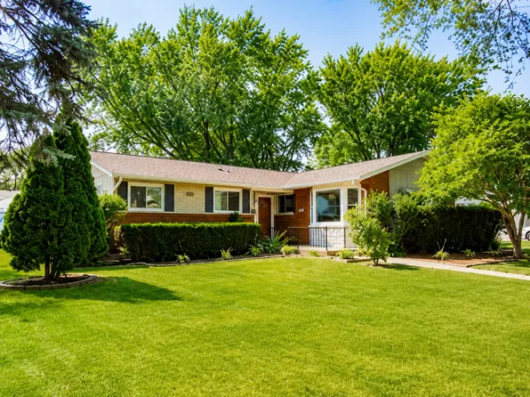 230 Fleetwood Ln, Elk Grove Village, IL 60007