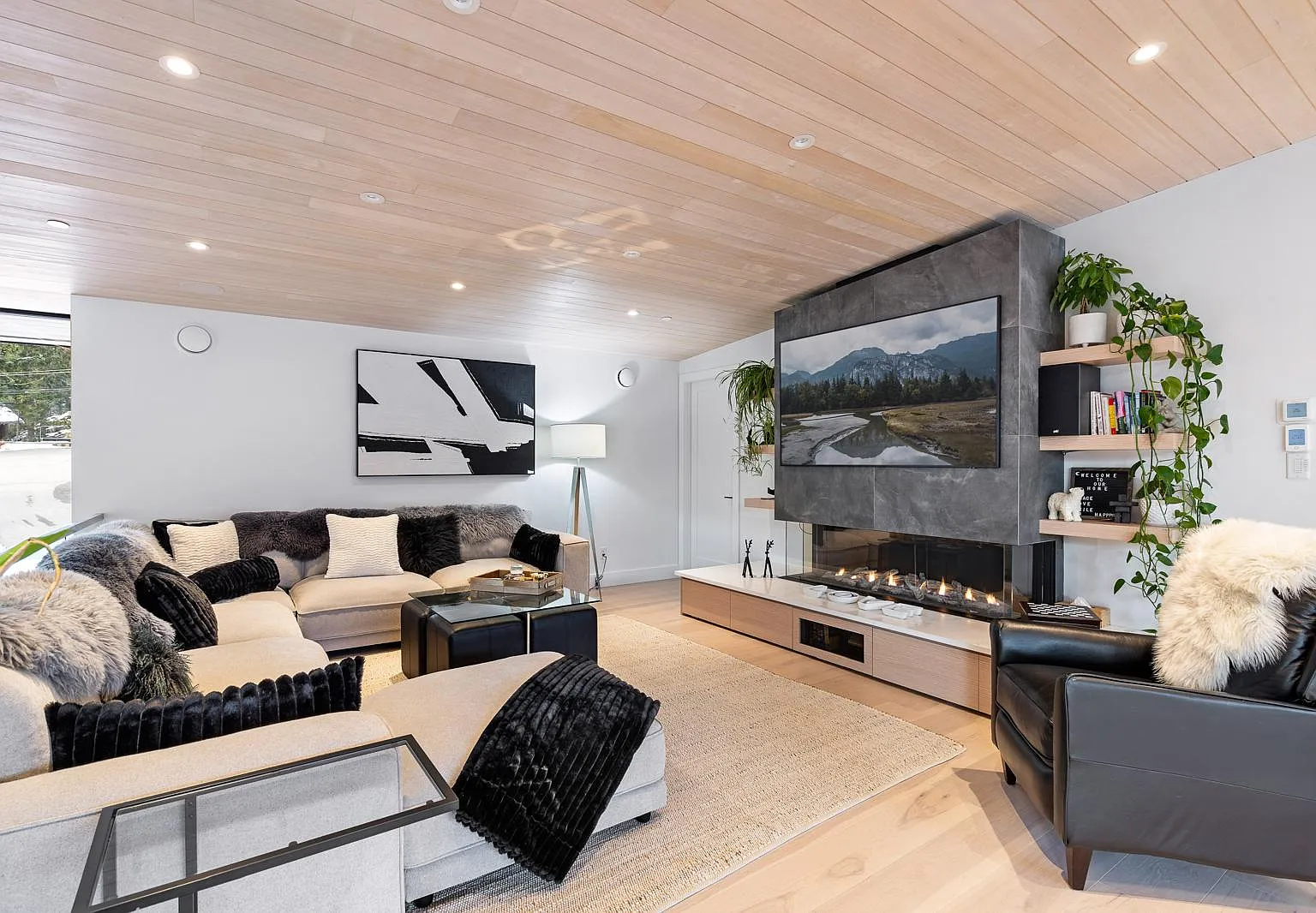 Exclusive 5-Bedroom Mountain Estate for a Winter Rental — Photo 4