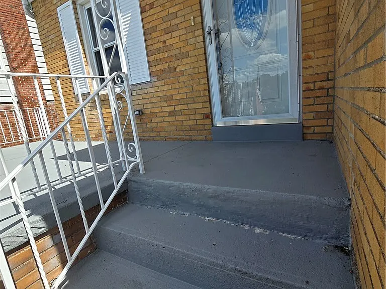 325 Outlook St — Photo 2