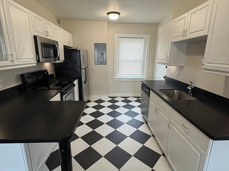 3910 Cass St — Photo 8