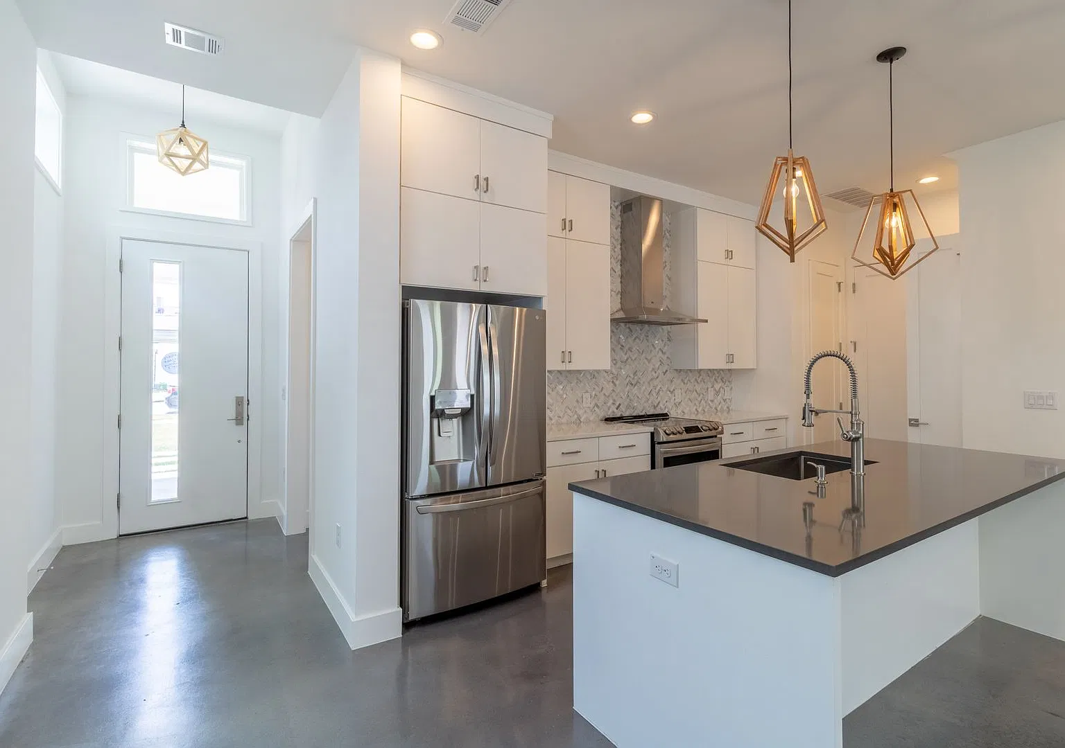 Beautiful 3 bedroom Home Right off of 6th Street! — Photo 4