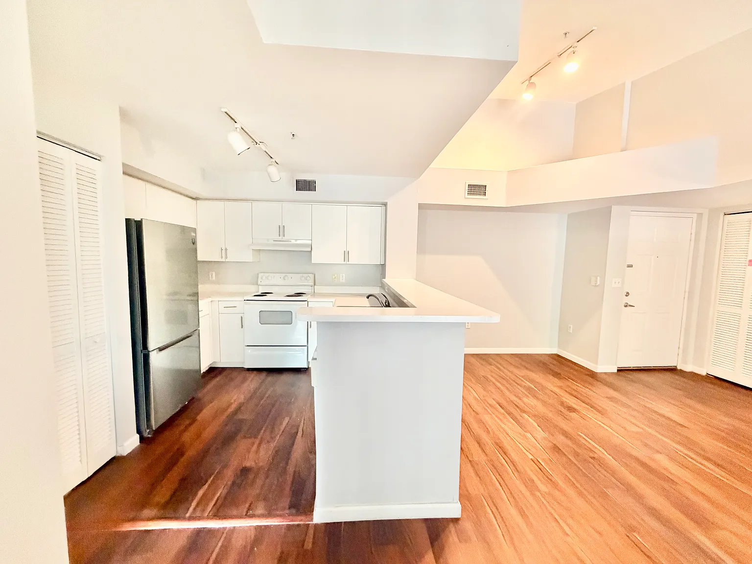 2 bed, 967 sqft, $2,250 — Photo 4