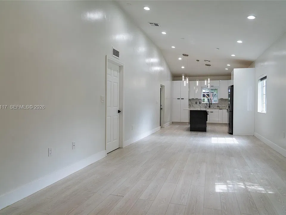 1209 NE 32nd Ave