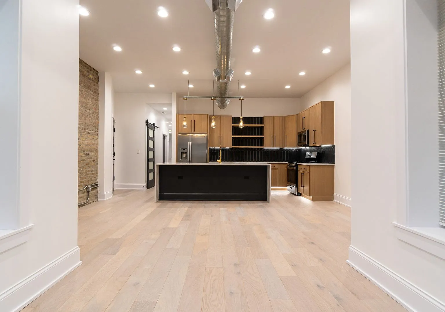 Your Next Home: 3BR/2BA in Uptown, Chicago — Photo 2