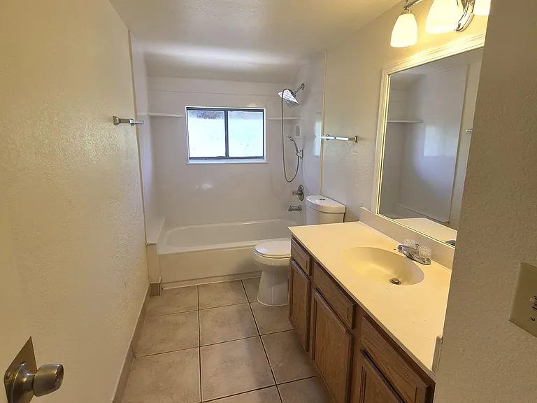 1017 N 6th Ave — Photo 13