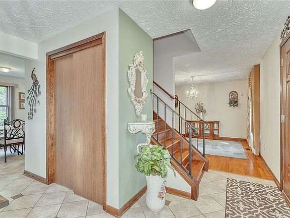 5th image of 27 Briar Wood Ln
