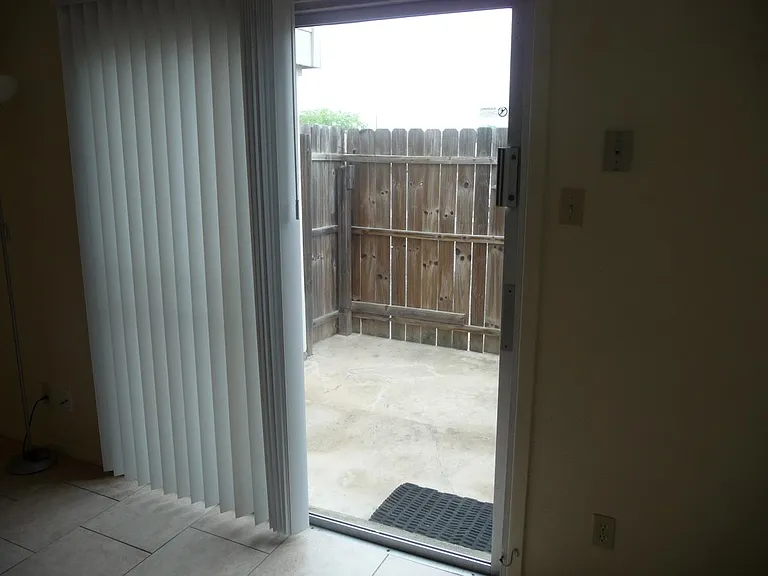 Livingroom and pattio area