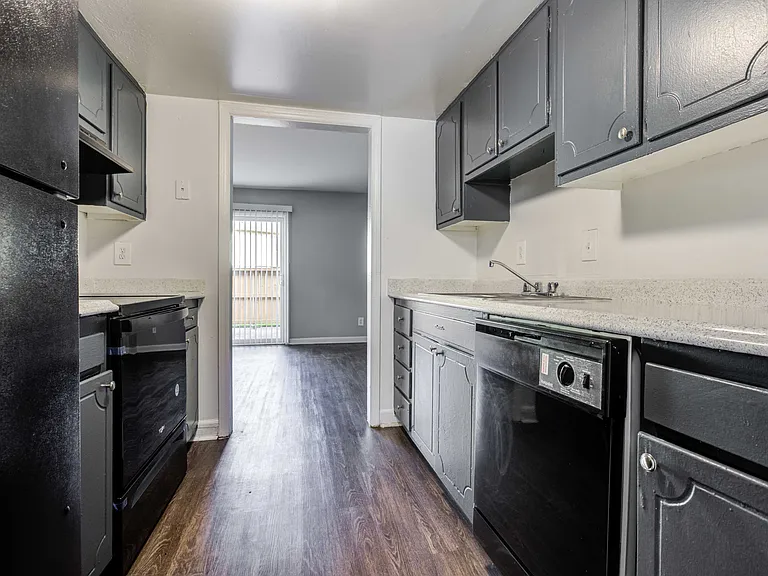 Country Club Apartments — Photo 13