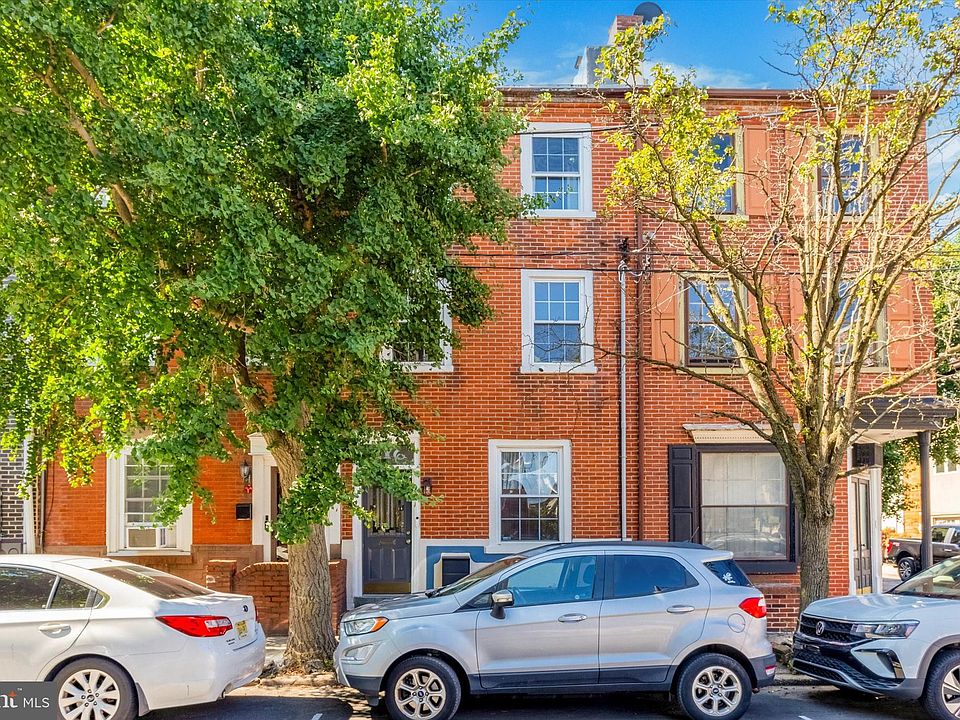 1st image of 216 W Wildey St