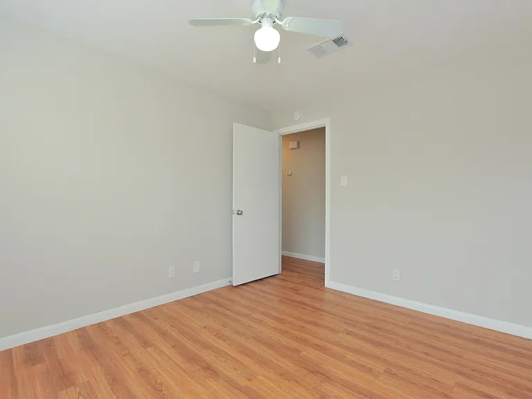 2100 Southwood Dr #13 — Photo 13