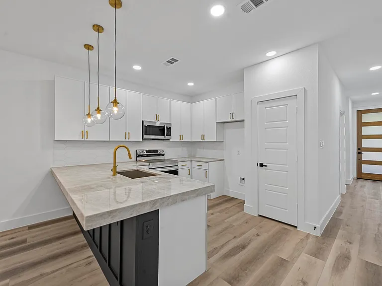 2413 Easley St — Photo 3