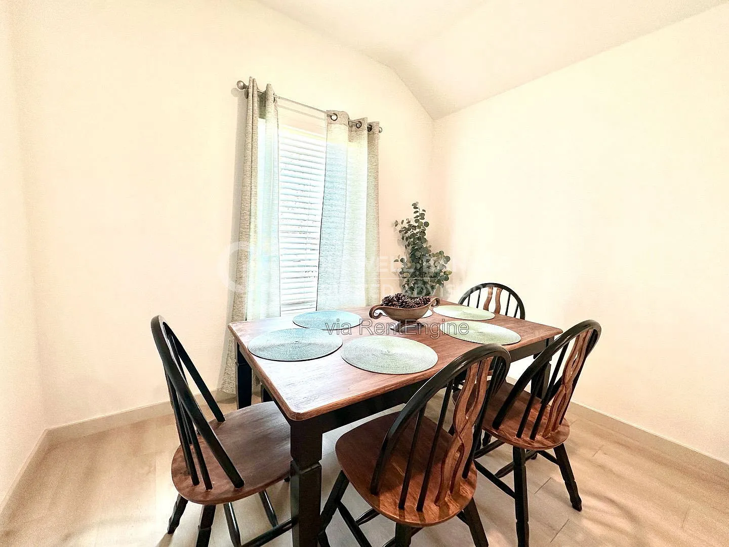 3 bed, 2.0 bath, 1409 sqft, $1,575 — Photo 3