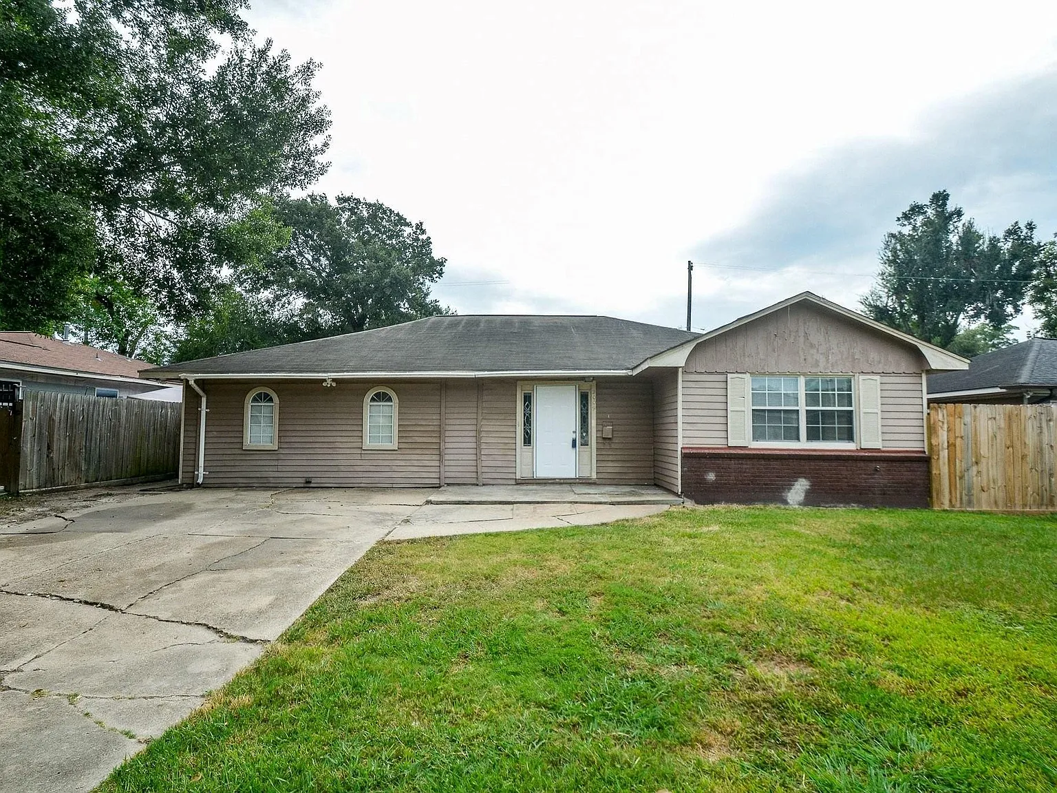 4 bed, 1.5 bath, 1740 sqft, $1,700 — Photo 2