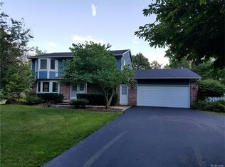 1050 Kaiser Dr, Leonard, MI 48367