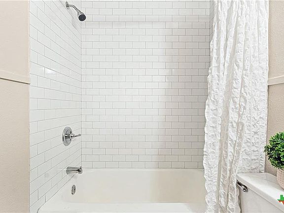 5th image of 838 W Coll St