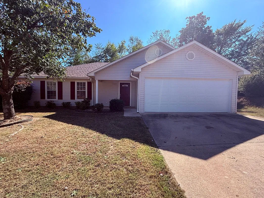 3 bed, 2.0 bath, 1618 sqft, $1,700 — Photo 1