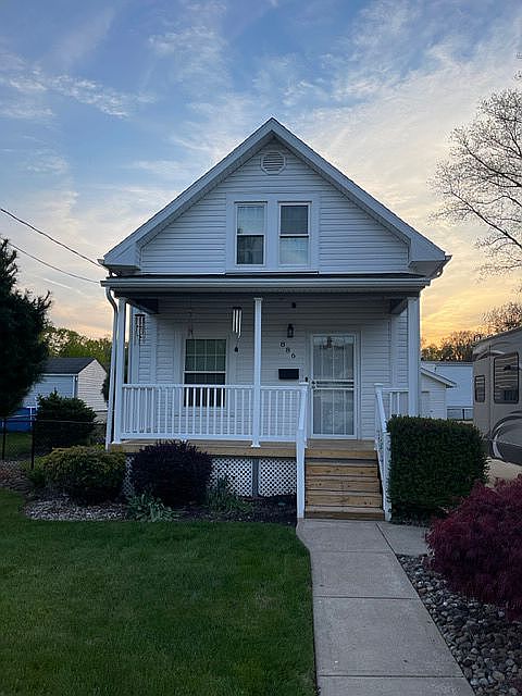 1st image of 886 Sarcee Ave