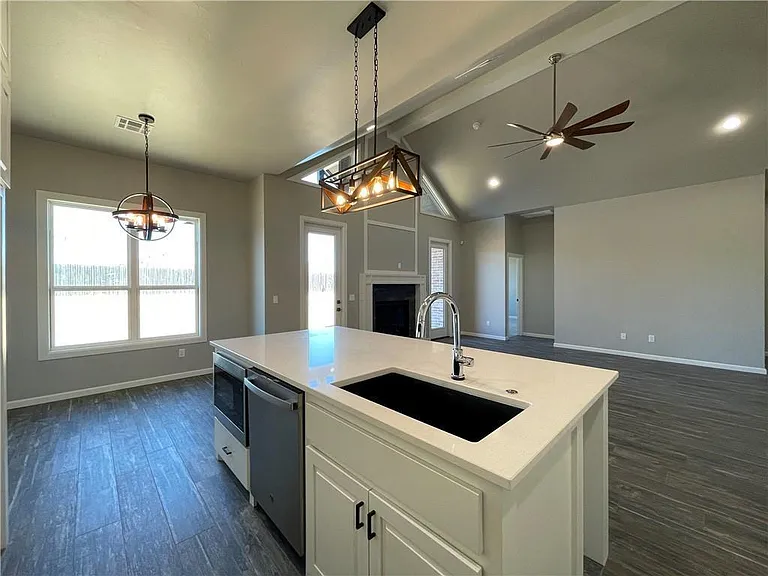 15809 Capri Ln — Photo 7