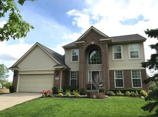 3886 Sugarbush Dr, Howell, MI 48843