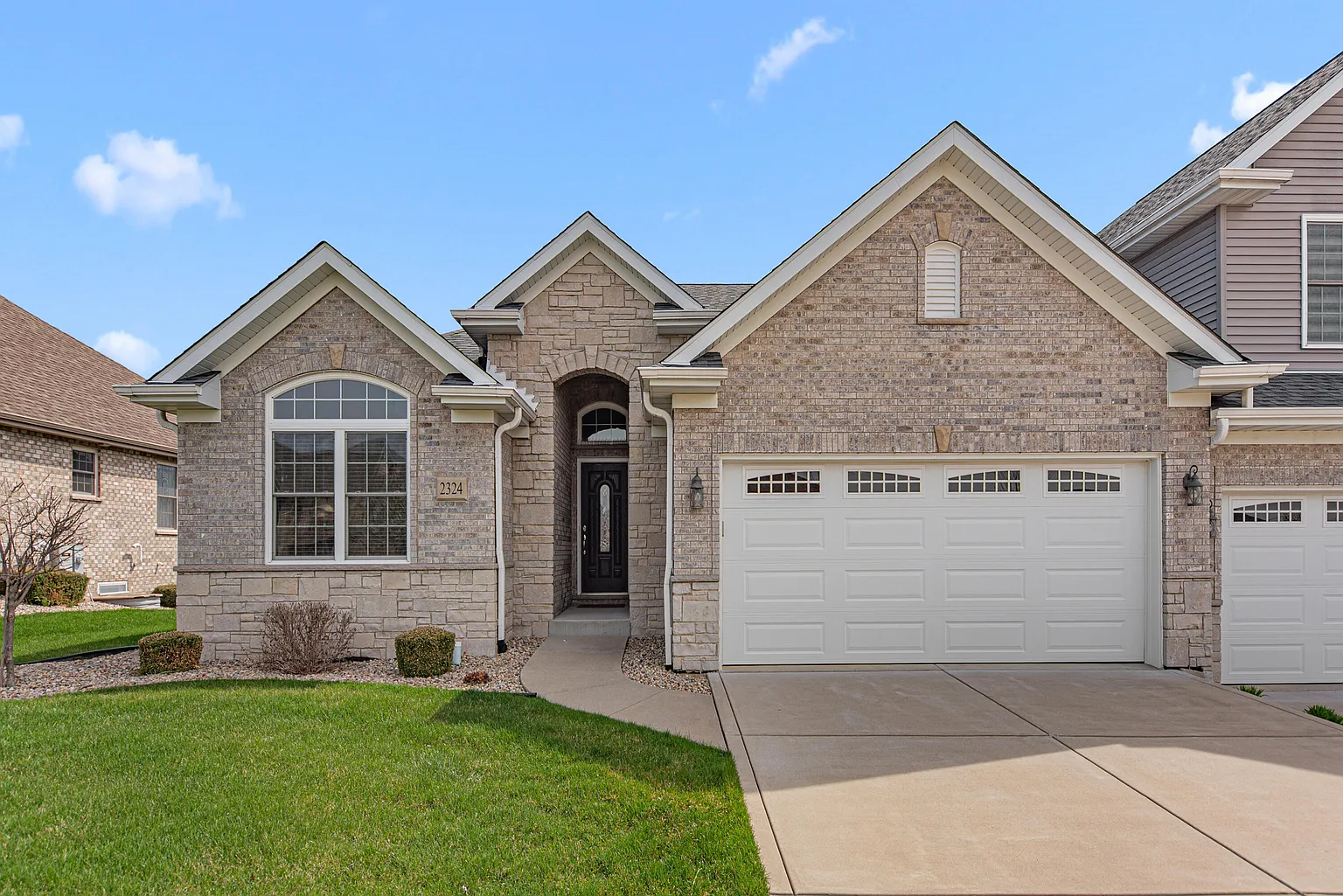 2324 Waterford Cir E photo 1
